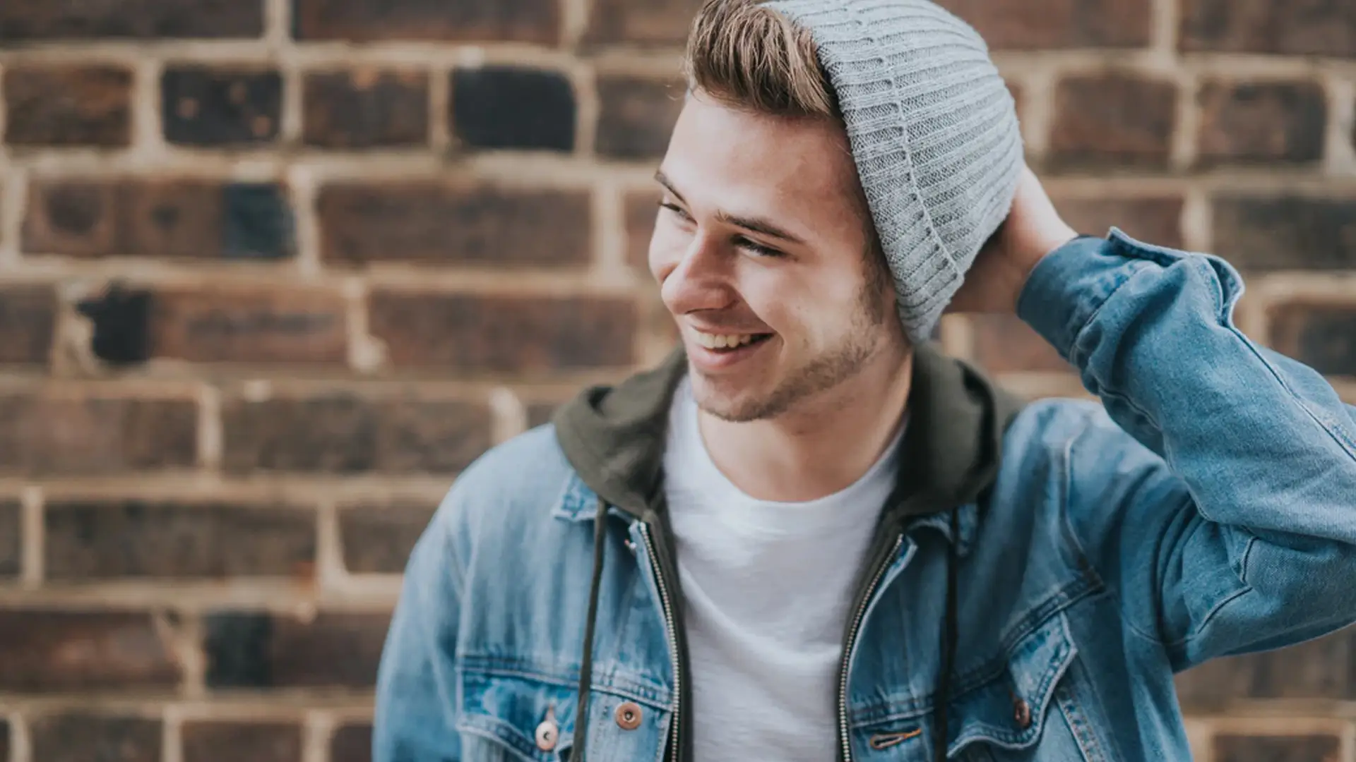 Jeune en contrat d’apprentissage heureux de financer ses formations via son compte CPF