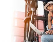 Un cariste sur son chariot réfléchit