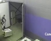 Accident lors d'un chargement. Chute d'une personne en gerbeur d'un hayon de camion