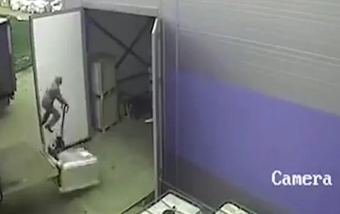 Accident lors d'un chargement. Chute d'une personne en gerbeur d'un hayon de camion