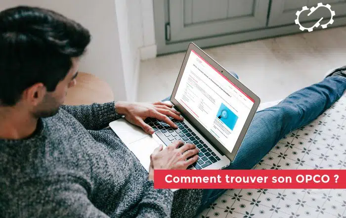 Un homme cherchant son OPCO