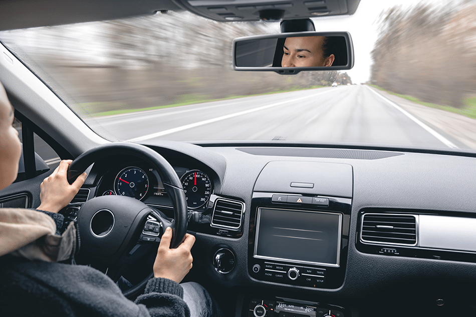 Femme au volant d'une voiture après avoir passer un stage de récupération de points chez GRP Formations