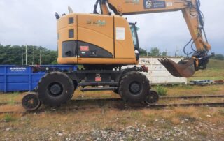 Pelle rail route sur une voie de chemin de fer