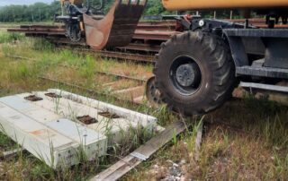 Pelle rail route se mettant sur une voie de chemin de fer